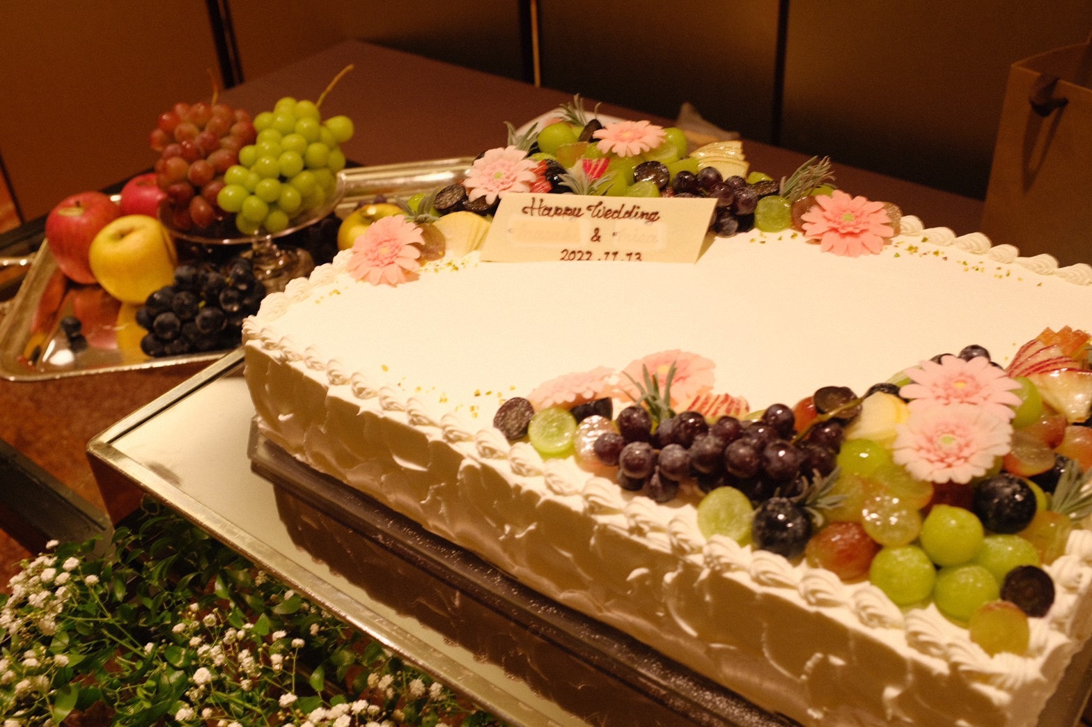 葡萄と花の四角いウエディングケーキ