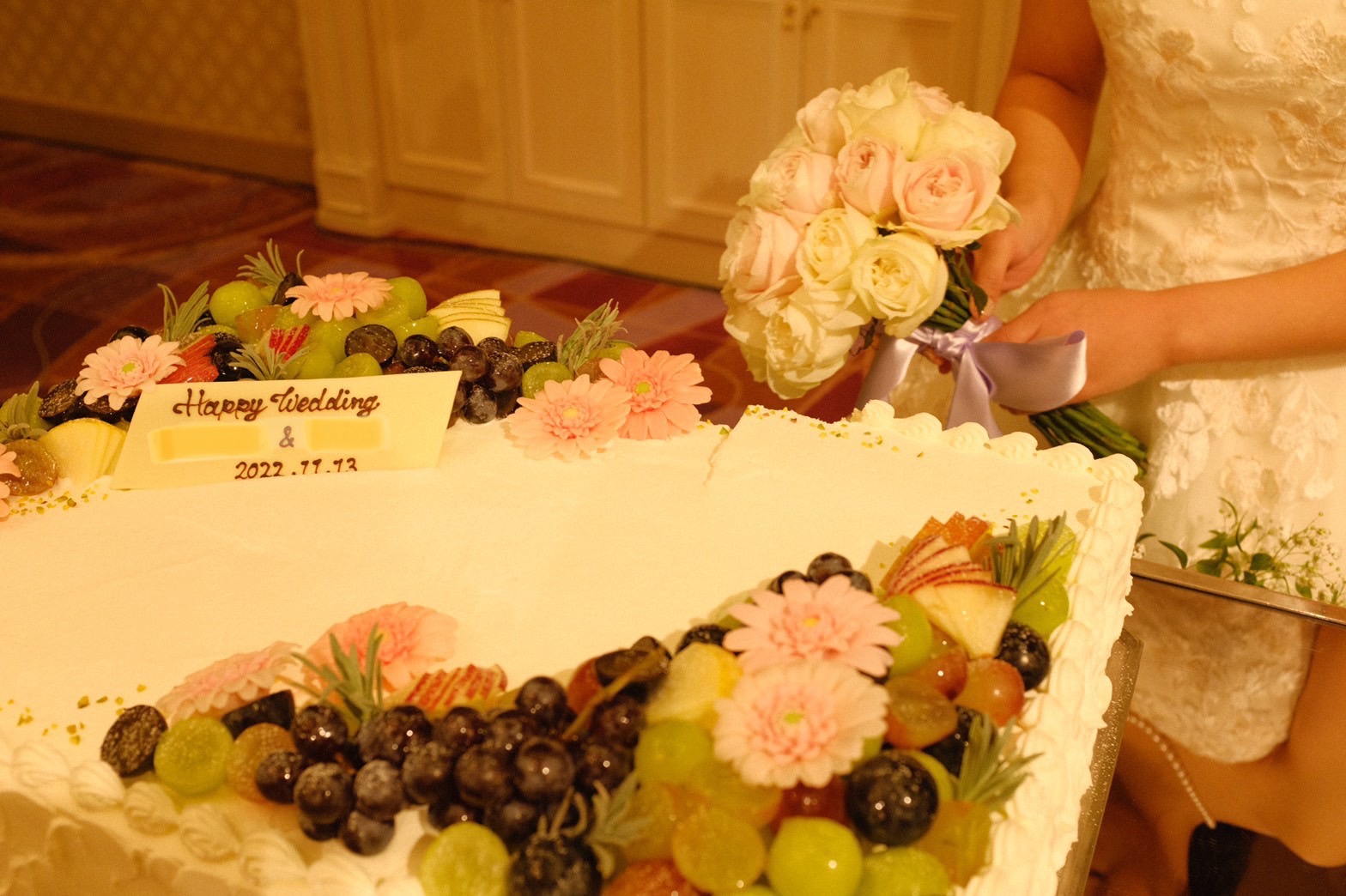 花嫁とブーケとウエディングケーキ